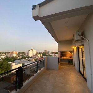 Departamento con gran balcón a la calle y parrilla